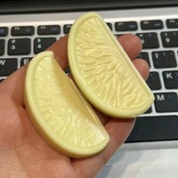Meest verkochte sinaasappel-melk met zwarte bloemblaadjes en witte fruitachtige snoepchocolade-coating, geschikt voor bijeenkomsten