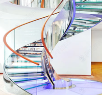 Escalier intérieur courbé en bois poli sur mesure, conçu par Prima 3D Drawings Designer, pour grand hall d'entrée