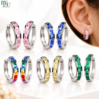 Boucles d'oreilles créoles Huggie en laiton argenté avec zircone cubique taille princesse colorée pour femme, petites créoles pour le quotidien et les soirées