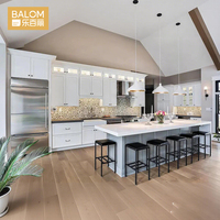 Armoires de cuisine modernes BALOM de style farmhouse blanches avec îlot central et plan de travail en quartz, armoires de cuisine en contreplaqué sur mesure RTA pour villa