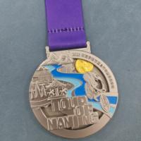 Médailles et trophées sportifs personnalisables pour la boxe, la lutte, le basketball, la course à pied, le karaté, le football et le taekwondo, fabriqués en métal durable