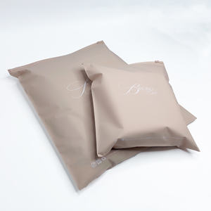 Sacs à fermeture éclair taupe double face personnalisés avec impression de logo blanc - Sacs d'emballage en polyéthylène de marque pour vêtements et vêtements - Product Image 4