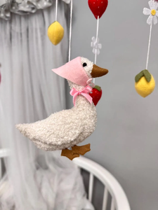 Móvil de Fieltro Nórdico para Bebés con Diseño de Ganso, Fresas, Margaritas y Limones, Accesorio Decorativo Hecho a Mano para Cuarto de Bebé, en Tendencia - Product Image 3