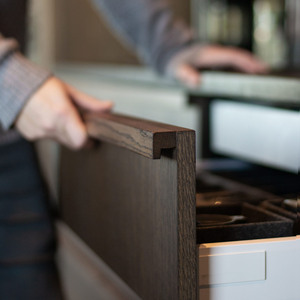 Gabinetes de <span class=keywords><strong>Cocina</strong></span> de Nogal de Alta Gama Personalizados con Perfiles <span class=keywords><strong>para</strong></span> <span class=keywords><strong>Horno</strong></span> <span class=keywords><strong>y</strong></span> <span class=keywords><strong>Microondas</strong></span> Integrados de Diseño Alemán, con Asas Ocultas - Product Image 4