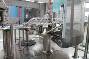 Đầy đủ tự động nhựa pet chai nước khoáng thổi máy đúc cho nước giải khát 500ml điền khối lượng động cơ bơm lõi - Product Image 4