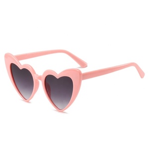 Lunettes de soleil PC UV400 en forme de cœur certifiées CE, protègent les yeux de la forte lumière du soleil et des rayons UV, idéales pour les sports de plein air comme la randonnée - Product Image 5