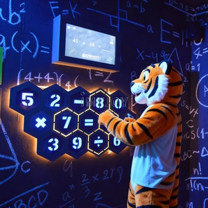 Jeu d'évasion intérieur à durée limitée : Défi interactif avec boutons lumineux LED à pousser pour activer un jeu éducatif mathématique - Product Image 2