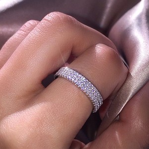 Anello con Cristalli Pavé per Donne, Accessorio Elegante e alla Moda per Uso Quotidiano - Product Image 1