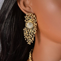 Parure de bijoux de mariée indienne transfrontalière Europe, Amérique et Dubaï, en or 18 carats incrusté de strass, comprenant collier, boucles d'oreilles, bague et bracelet