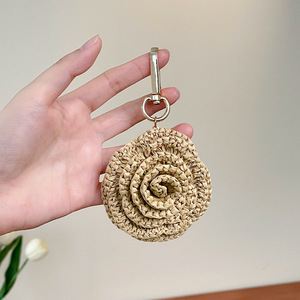 Porte-clés personnalisés faits à la main, breloques de sac en raphia 3D en forme de rose, pendentifs floraux stéréoscopiques - Product Image 1