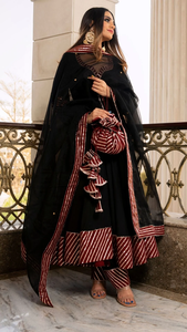 לקנות חינה כותנה שחור ומלון כותנה אנארקלי עם עבודת תחרה אורגנזה סט כותנה דפוס מוצק אנארקלי - Product Image 4