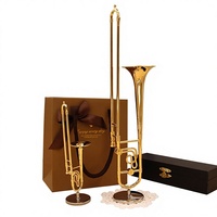 Miniature de trombone en cuivre doré, modèle d'ornement décoratif pour la maison, instrument de musique artisanal, emballage en boîte carrée noire, broche trombone