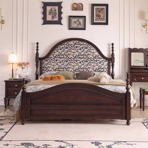 Cama Americana Vintage de Madera Maciza con Estructura de Nogal Oscuro y Cabecera Curva Tapizada en Tela Botánica Azul y Beige con Postes Torneados - Product Image 2