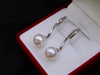 Vente flash - Boucles d'oreilles en or massif 18 carats avec diamants naturels de forme incurvée et perles de culture d'eau salée Akoya japonaises de 8,5 à 9 mm