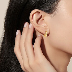 Joyería Hawaiana al Por Mayor Plata de Ley 925 Chapada en Oro de 14k Regalo para Mujer y Hombre Set de Pendientes de Aro Tipo Huggie con Flor Hawaiana Negra de 15mm - Product Image 2