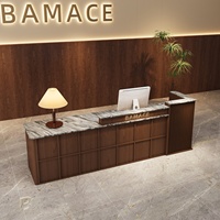 Bureau d'accueil de style médiéval laqué couleur noyer vintage avec tiroir pour magasin de vêtements et café