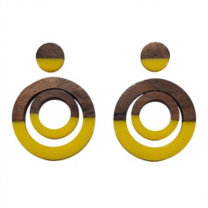 Boucles d'oreilles créoles classiques en résine et bois, motif cœur vert ovale géométrique, style bohème, designs uniques, bijoux mignons et tendance pour femme - Product Image 6