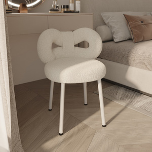 Silla de tocador de diseño color crema, estilo moderno minimalista, taburete de tocador con adorno de lazo y lana de cordero, para dormitorio o maquillaje. - Product Image 4
