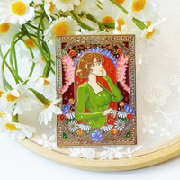Broches personnalisées en verre teinté sur le thème de l'anime et du dessin animé, de qualité supérieure, plaquées or, émail dur, avec breloque rose