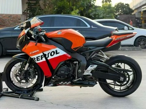 用于 CBR1000RR 汽油运动摩托车 1000cc 直列四缸水冷赛车摩托车，状态良好，适合公路骑行 - Product Image 4