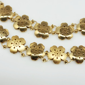 Collier en or massif 18 carats de qualité supérieure Sakura pour femmes avec fermoir à plaque à crochet Fabriqué au Japon Finition mate et brillante - Product Image 2