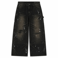 Jean cargo homme coupe large personnalisé en denim noir avec éclaboussures blanches, effet usé, double genou renforcé, poches utilitaires, style streetwear, fabricant