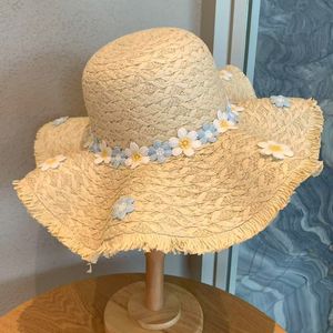 Sombrero de paja beige caqui de ala ancha con corona floral, protección solar, sombrero de playa para mujer, primavera verano - Product Image 1