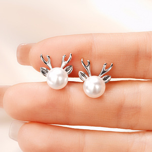 Orecchini a Perno con Corna di Cervo e Perle, Elegante Stile Femminile, Gioielli per Donne, Accessorio Regalo per Feste Natalizie e Uso Quotidiano - Product Image 2