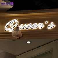 Enseigne LED en acrylique rétroéclairée haute luminosité avec police cursive élégante, design personnalisable pour boutiques et magasins haut de gamme