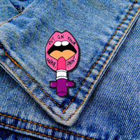 Vente en gros usine, Prêt à expédier : Pins en émail souple 'Girl Power' et badges métalliques en forme d'arme féministe, personnalisables en gros