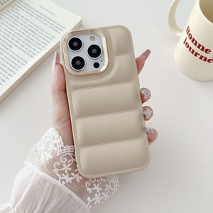 Venta al por mayor de fábrica: Nueva funda de teléfono tipo chaqueta con anillo dorado 2023 para iPhone 13 12 11 14 Pro Max, funda de móvil TPU de color sólido con efecto acolchado. - Product Image 4