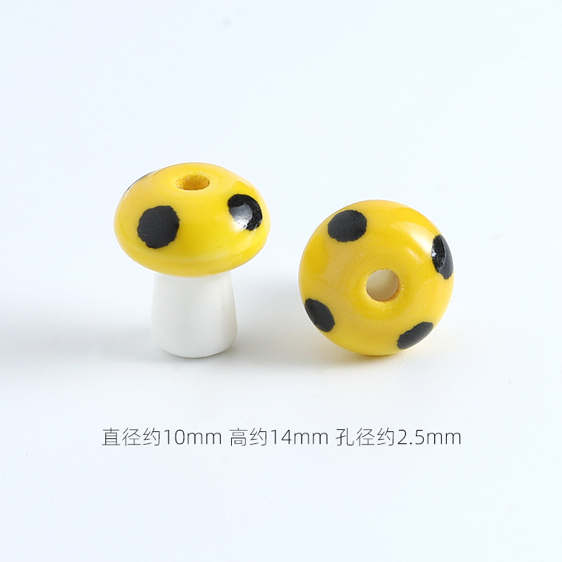 Les petits champignons ont des points jaunes et noirs