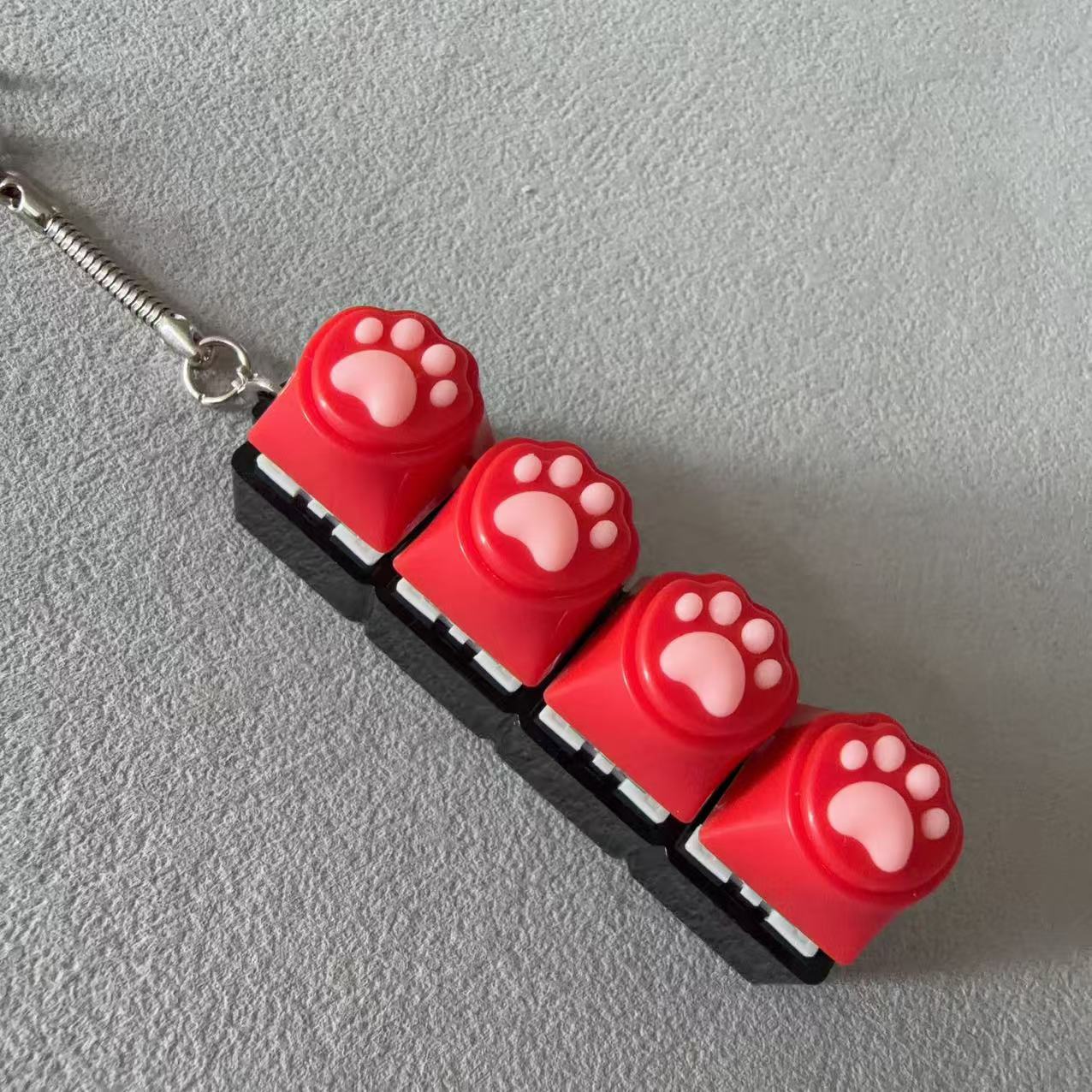 Coque noire à quatre boutons - empreinte de patte de chat rouge en silicone