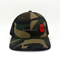 Gorra Trucker Richardson 112 con Malla Trasera de Camuflaje Woodland, Diseño Personalizado de Cerdo Rojo en 3D, Bordado, Ajustable, para Exteriores