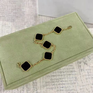 Bracelets pour femmes en acier inoxydable personnalisés en gros d'usine, trèfle à quatre feuilles, plaqué or 18 carats, édition romantique pour anniversaire - Product Image 6