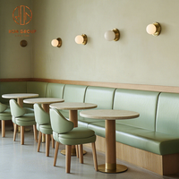 Ensemble de meubles de café moderne, restaurant, canapé en cuir véritable vert et chaises assorties avec table ronde en bois clair
