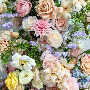 EG-M95 定制人造花婚礼花拱门套装黄色粉色玫瑰中心装饰花束，适合活动派对装饰 - Product Image 5