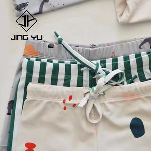 Maillots de bain pour enfants en tissu écologique personnalisés avec un ensemble de shorts de bain rayés avec impression, design double face - Product Image 3