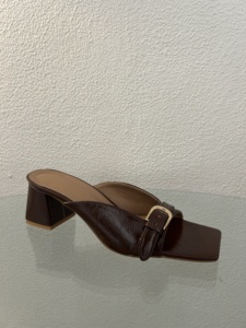 Elegantes Mules de Tacón Cuadrado de Cuero Genuino Marrón con Hebilla y Tacón Medio - Product Image 1