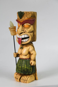 Estatua Hawaiana de Guerrero Tiki con Antorcha para Decoración de Bares y Patios - Product Image 2