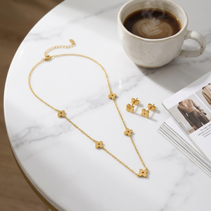 Nouveau design : Ensemble collier ras-du-cou et boucles d'oreilles à cinq trèfles, en acier inoxydable plaqué or 18 carats, inaltérable, bijoux pour femmes pour rendez-vous galants - Product Image 1