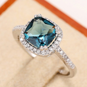 Anello da Donna Stile Vintage Reale con Tanzanite Quadrata Blu e Zirconia Cubica, Gioiello alla Moda - Product Image 2