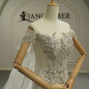 Vestido de Novia Sirena Moderno y Elegante GT26045 con Escote Corazón, Bordado de Encaje Floral y Cristales, con Cola Capilla - Product Image 5