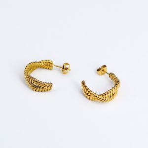 Pendientes de Acero Inoxidable Chapado en Oro de 18K con Diseño de Espirales Trenzadas, Geometría Irregular y Forma de C, Joyería de Estilo Distintivo - Product Image 4