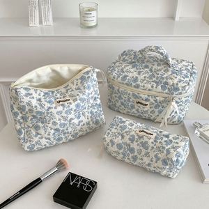 Sac de maquillage matelassé en coton biologique tendance, motif floral, en toile, avec fermeture éclair, pour voyage, marque privée, vente en gros - Product Image 6