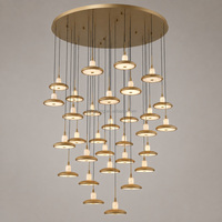 Lustre Halo Cascade à 31 lumières en albâtre naturel avec pendentifs en laiton brossé pour les atriums d'hôtels et les grands escaliers