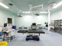 Table d'opération chirurgicale électrohydraulique HE-608-T avec écran LCD, mémoire de position, compatible bras en C orthopédique, pour hôpital