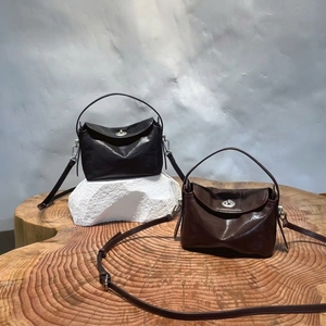 Petit sac bandoulière en cuir véritable pour femme, style vintage avec rabat à fermoir, mini sac à main avec poignée, logo personnalisé OEM, vente en gros - Product Image 4