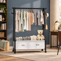 Porte-vêtements autoportant en forme de A de 85 cm avec boîte de rangement anti-poussière sur roulettes et crochets latéraux pour chambre et placard