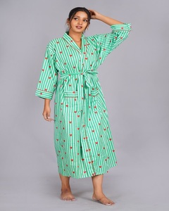 Robe kimono en coton grande taille à motif floral rouge et vert, imprimé floral artisanal, vêtement décontracté pour la maison, disponible en gros - Product Image 2